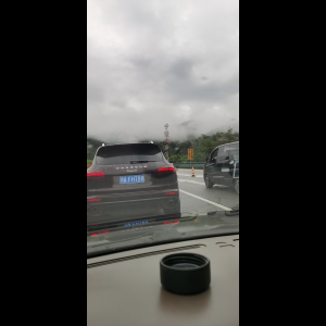 “为什么很多车没有后排中央头枕？能自己加装吗？”