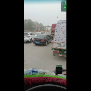 “为什么很多车没有后排中央头枕？能自己加装吗？”