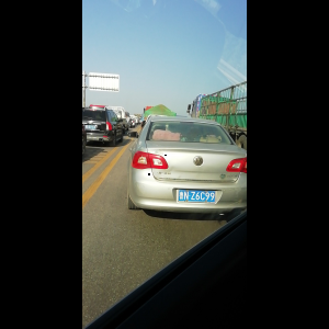 “为什么很多车没有后排中央头枕？能自己加装吗？”