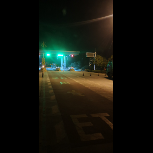 “为什么很多车没有后排中央头枕？能自己加装吗？”