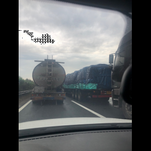 “为什么很多车没有后排中央头枕？能自己加装吗？”