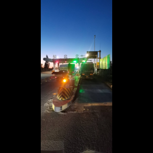 “为什么很多车没有后排中央头枕？能自己加装吗？”