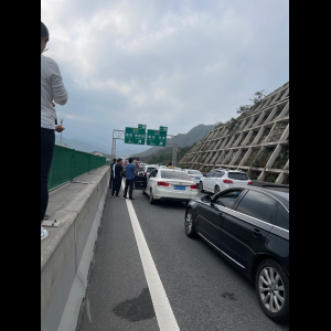 “为什么很多车没有后排中央头枕？能自己加装吗？”