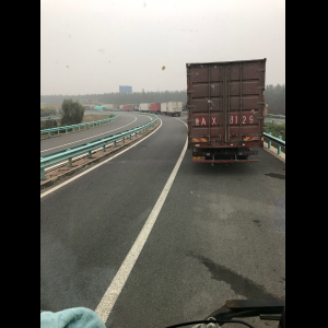 “为什么很多车没有后排中央头枕？能自己加装吗？”