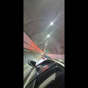 “为什么很多车没有后排中央头枕？能自己加装吗？”