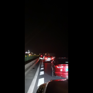 “为什么很多车没有后排中央头枕？能自己加装吗？”