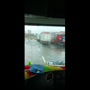 “为什么很多车没有后排中央头枕？能自己加装吗？”