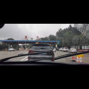 “为什么很多车没有后排中央头枕？能自己加装吗？”