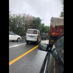 “为什么很多车没有后排中央头枕？能自己加装吗？”