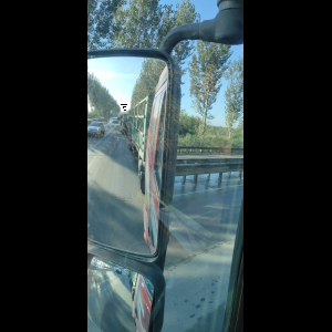 “为什么很多车没有后排中央头枕？能自己加装吗？”