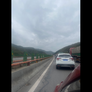 “为什么很多车没有后排中央头枕？能自己加装吗？”