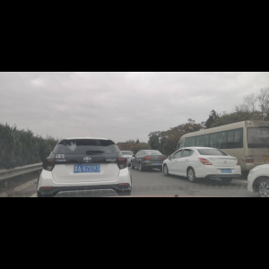 “为什么很多车没有后排中央头枕？能自己加装吗？”