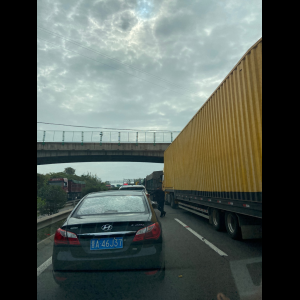 “为什么很多车没有后排中央头枕？能自己加装吗？”