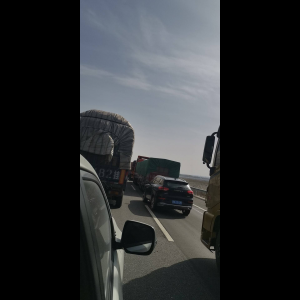 “为什么很多车没有后排中央头枕？能自己加装吗？”
