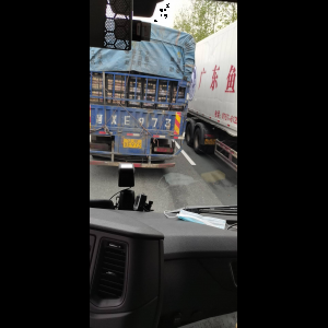 “为什么很多车没有后排中央头枕？能自己加装吗？”