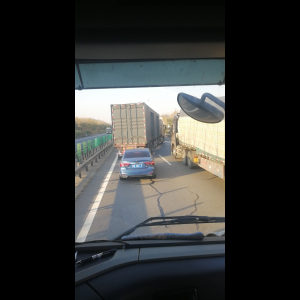 “为什么很多车没有后排中央头枕？能自己加装吗？”