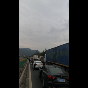 “为什么很多车没有后排中央头枕？能自己加装吗？”