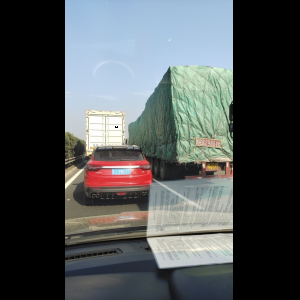 “为什么很多车没有后排中央头枕？能自己加装吗？”