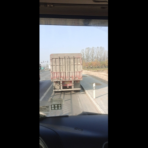 “为什么很多车没有后排中央头枕？能自己加装吗？”
