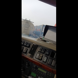 “为什么很多车没有后排中央头枕？能自己加装吗？”