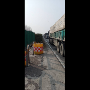 “为什么很多车没有后排中央头枕？能自己加装吗？”