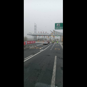 “为什么很多车没有后排中央头枕？能自己加装吗？”
