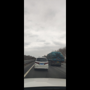 “为什么很多车没有后排中央头枕？能自己加装吗？”