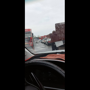 “为什么很多车没有后排中央头枕？能自己加装吗？”