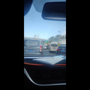 “为什么很多车没有后排中央头枕？能自己加装吗？”