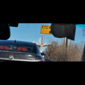 “为什么很多车没有后排中央头枕？能自己加装吗？”
