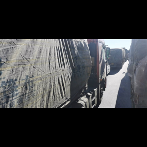 “为什么很多车没有后排中央头枕?能自己加装吗?”