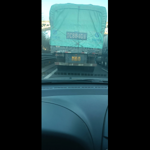 “为什么很多车没有后排中央头枕？能自己加装吗？”