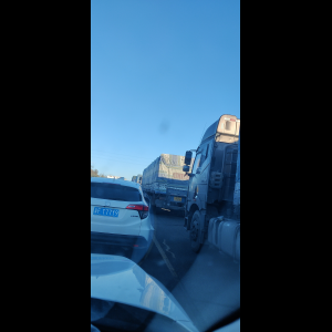 “为什么很多车没有后排中央头枕？能自己加装吗？”