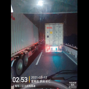 “为什么很多车没有后排中央头枕？能自己加装吗？”