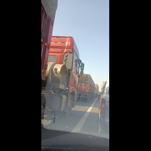 “为什么很多车没有后排中央头枕？能自己加装吗？”