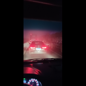 “为什么很多车没有后排中央头枕？能自己加装吗？”