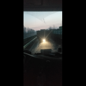 “为什么很多车没有后排中央头枕？能自己加装吗？”