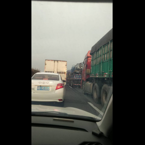 “为什么很多车没有后排中央头枕？能自己加装吗？”