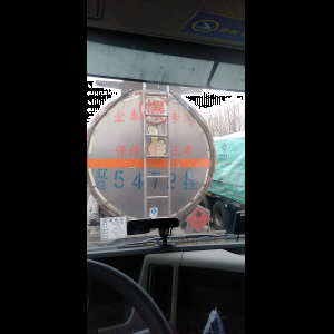 “为什么很多车没有后排中央头枕？能自己加装吗？”