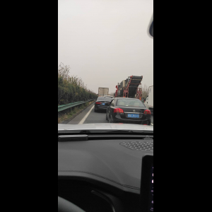 “为什么很多车没有后排中央头枕？能自己加装吗？”