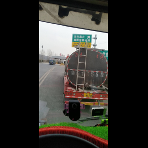 “为什么很多车没有后排中央头枕？能自己加装吗？”