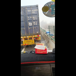 “为什么很多车没有后排中央头枕？能自己加装吗？”