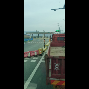 “为什么很多车没有后排中央头枕？能自己加装吗？”