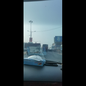 “为什么很多车没有后排中央头枕?能自己加装吗?”