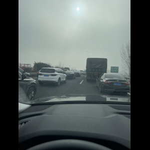 “为什么很多车没有后排中央头枕？能自己加装吗？”