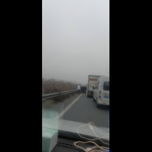 “为什么很多车没有后排中央头枕？能自己加装吗？”