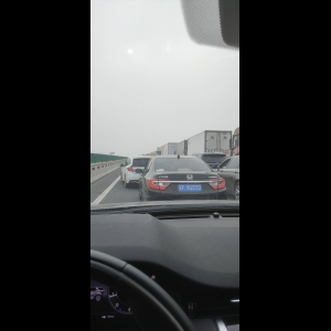 “为什么很多车没有后排中央头枕？能自己加装吗？”