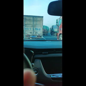 “为什么很多车没有后排中央头枕？能自己加装吗？”