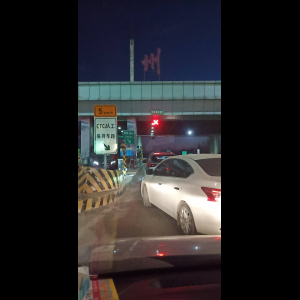 “为什么很多车没有后排中央头枕？能自己加装吗？”