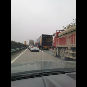 “为什么很多车没有后排中央头枕？能自己加装吗？”